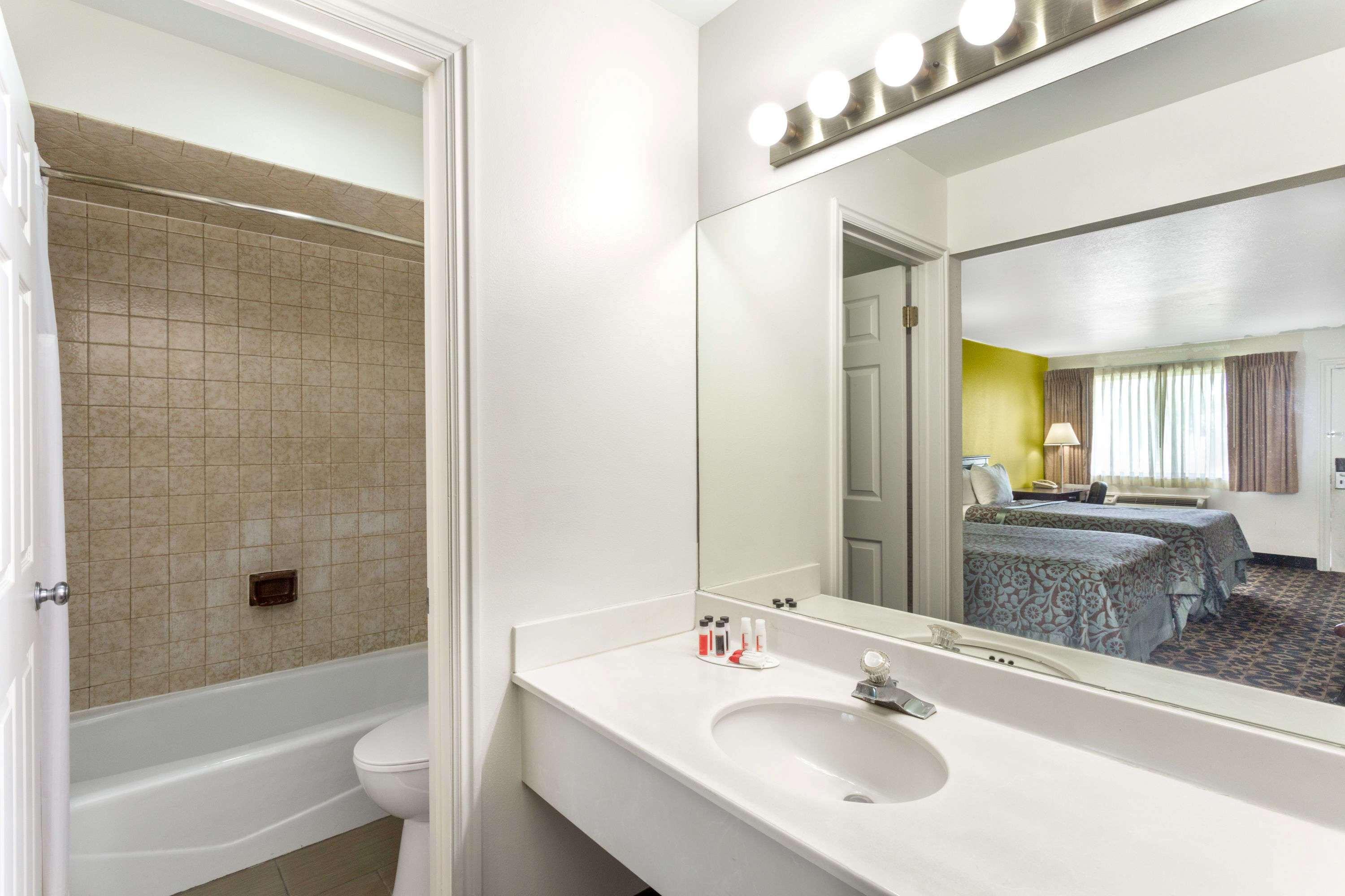 Days Inn By Wyndham Delta Extérieur photo