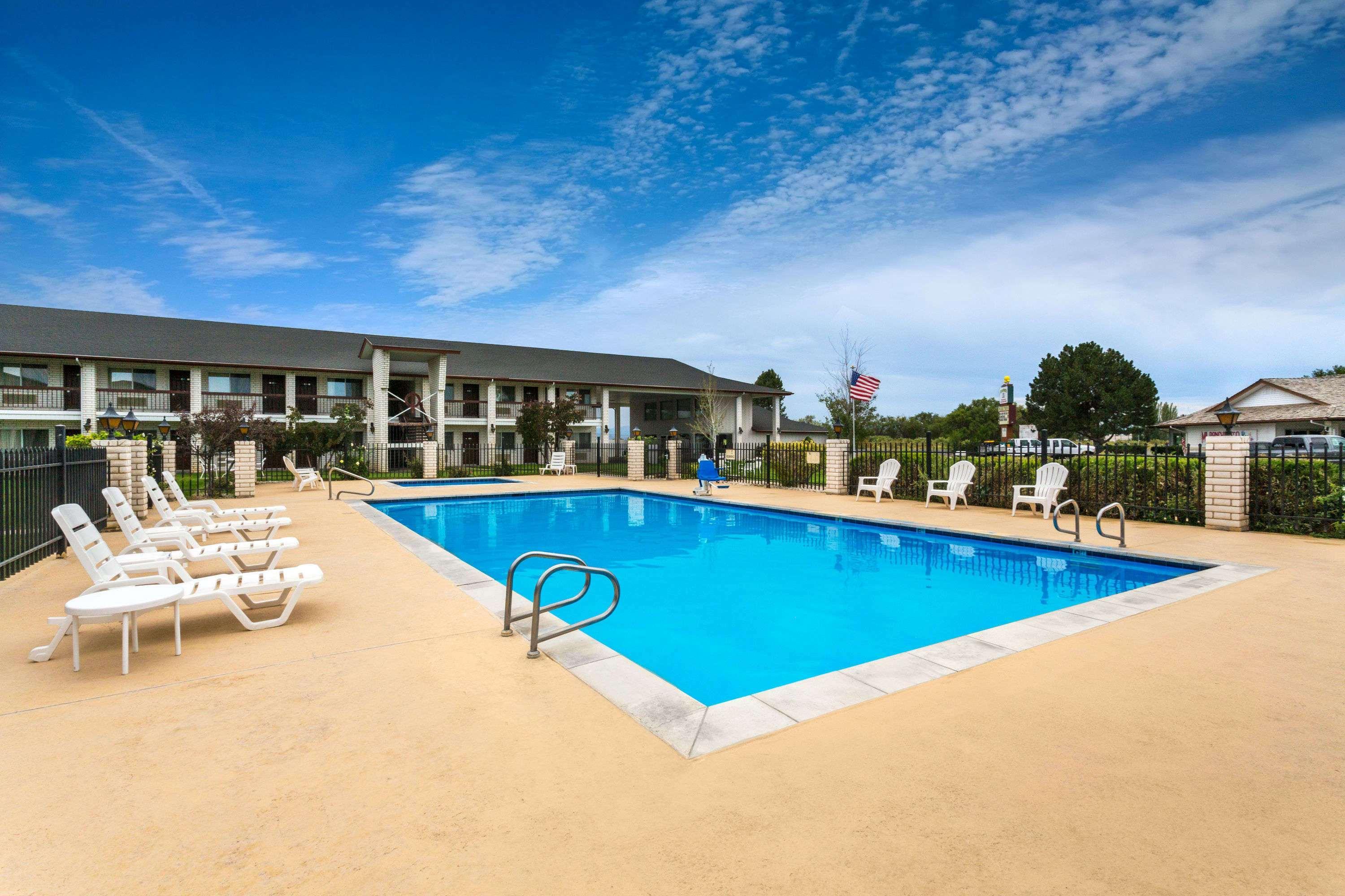 Days Inn By Wyndham Delta Extérieur photo